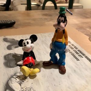 Two vintage Disney collectibles. Get Goofy!